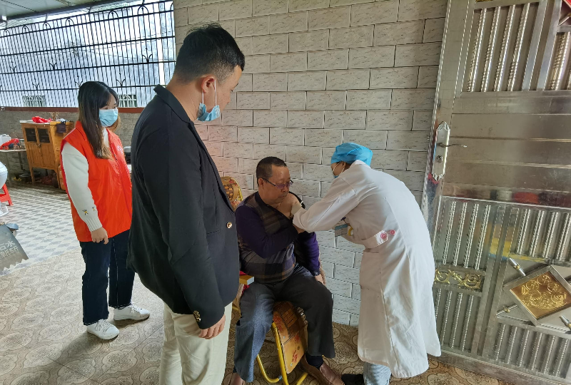 医务人员送苗入户为群众接种疫苗2.jpg