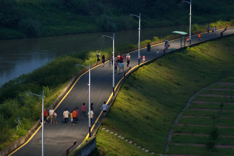 图3：夜色灯光下风景优美的水边镇区防洪堤.JPG