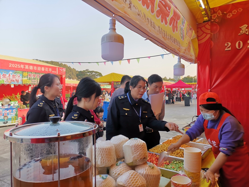 执法人员对花市美食区域的食品摊贩开展了食品安全检查.jpg