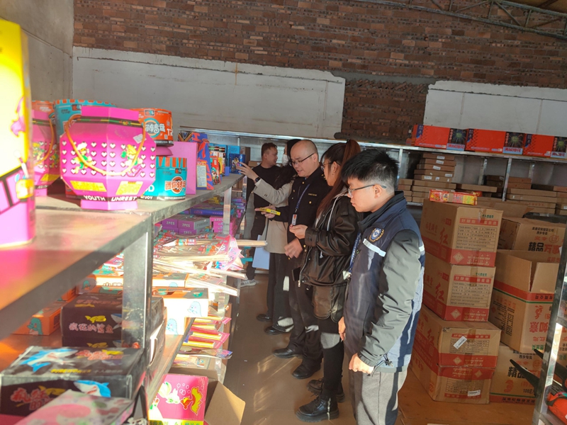执法人员开展春节前烟花爆竹安全专项检查工作.jpg