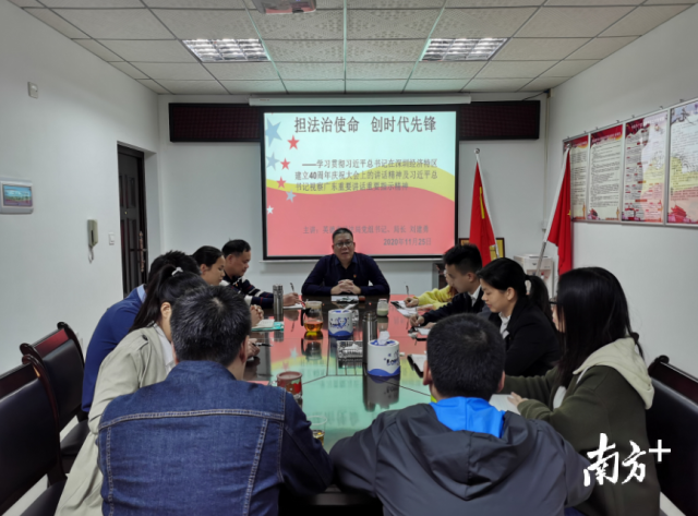 英德市司法局党组书记、局长刘建勇到所联系的广东清豪律师事务所党支部讲党课。