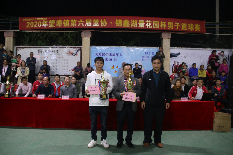 镇党委委员邓光锋为获得第二名的桥蓢龙联队,望埠中学队颁奖▲英德