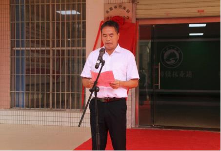 英德市人民政府办公室副主任蓝志坚,英德市民政局局长林伟建对望埠镇