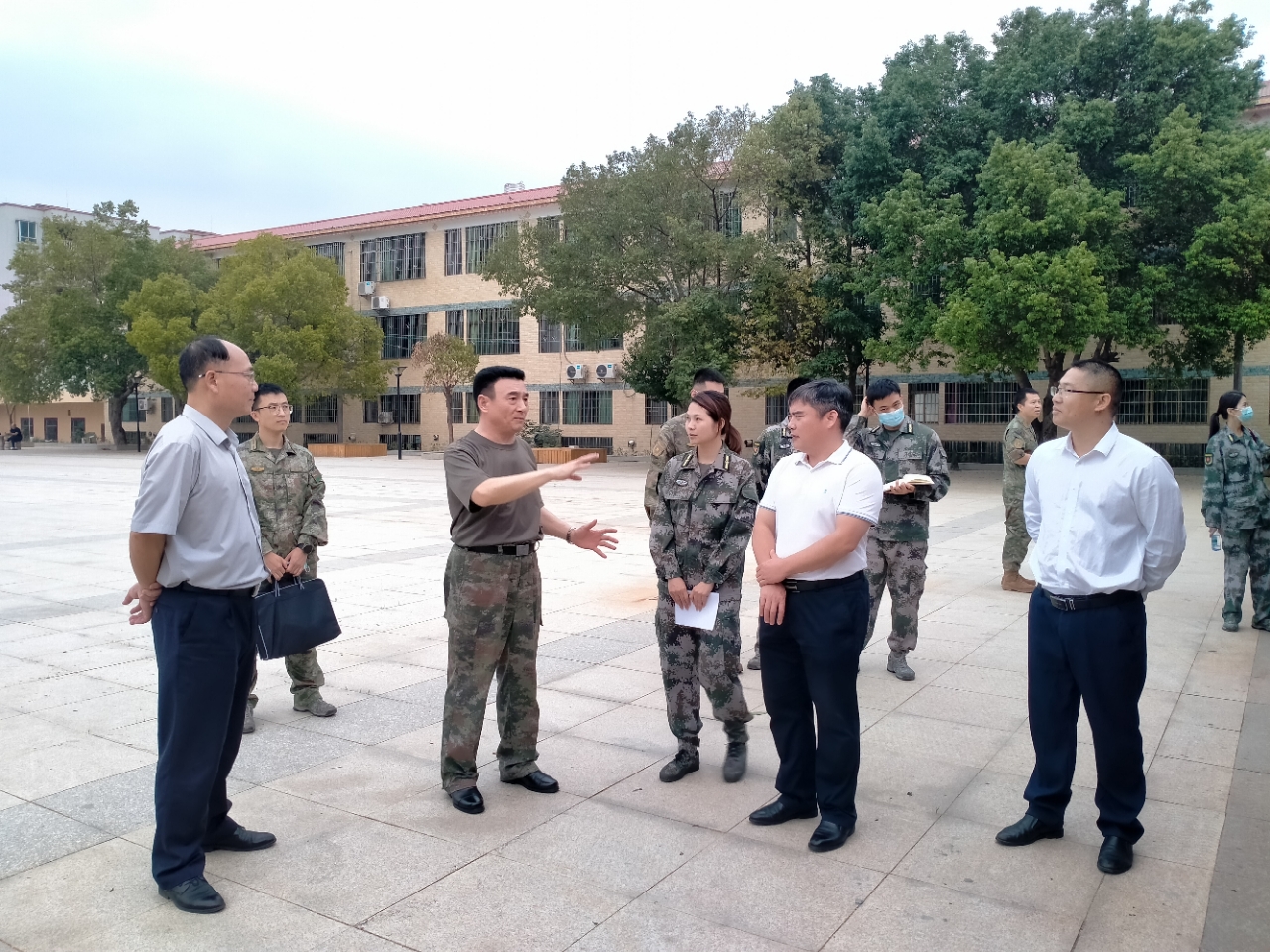 邱博政委在西牛镇国防教育中心广场调研02.jpg