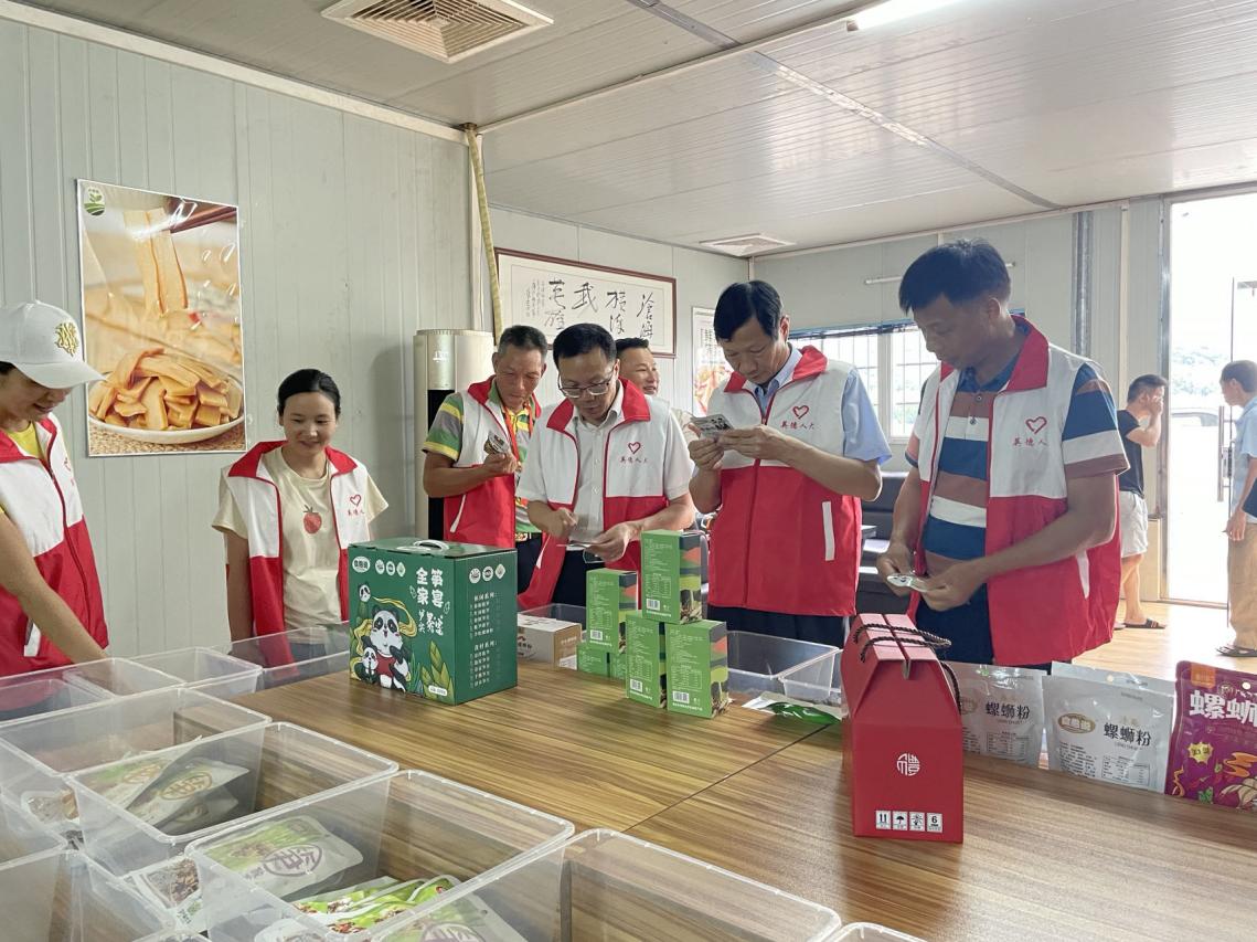 人大代表在英德市大粤北食品有限公司调研.jpg