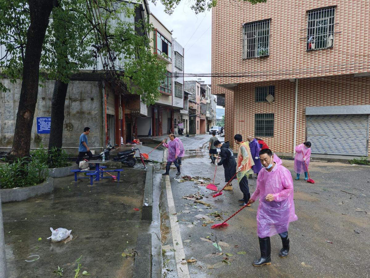 干群合力开展清淤行动(1).png