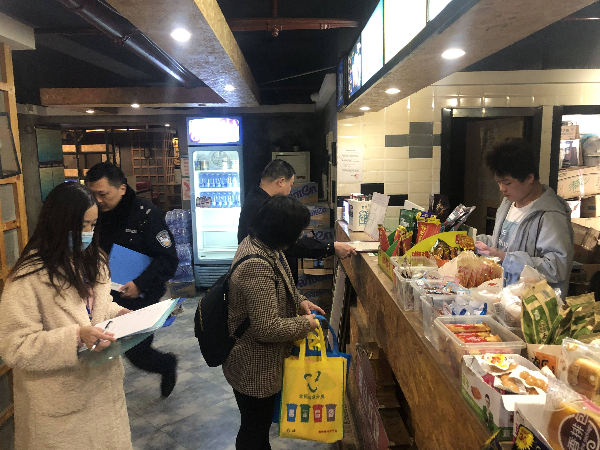 派发宣传资料.JPG