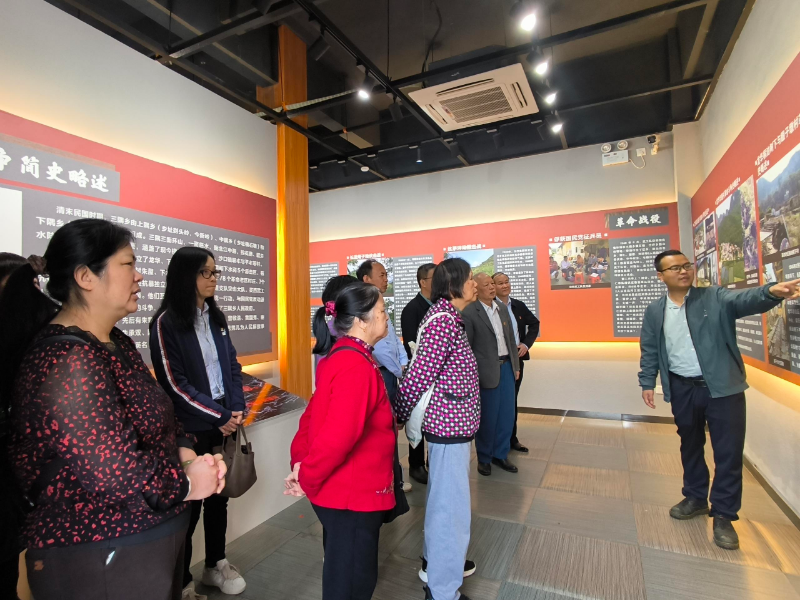退休干部职工们参观龙华革命斗争史展示中心.jpg