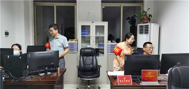 涂小燕局长、廖景汉副局长带班24小时受理群众求助热线工单.jpg